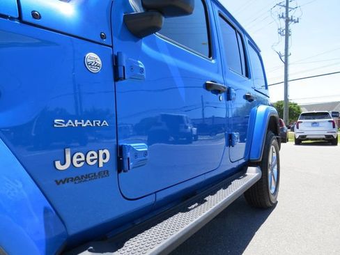 Used 2022 Jeep Wrangler Unlimited Sahara AWD/4WD image 11