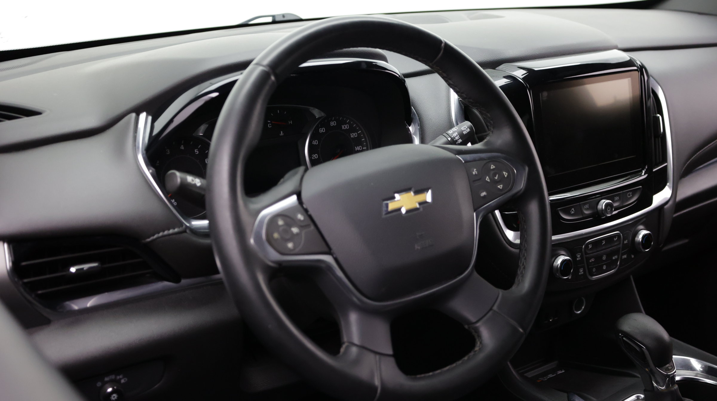 Used 2023 Chevrolet Traverse LT FWD image 11