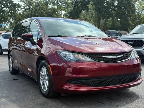 Used 2022 Chrysler Voyager LX FWD image 3
