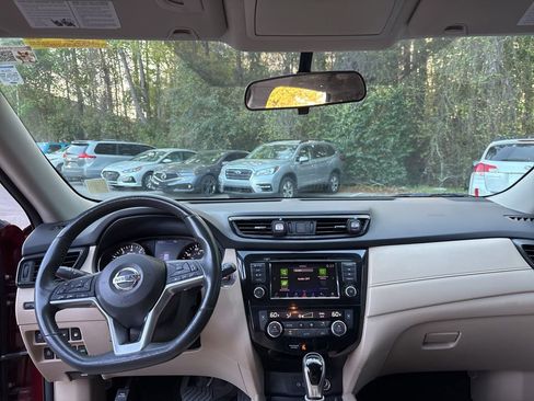 Used 2018 Nissan Rogue SV w/ Premium Package image 8
