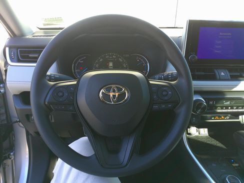 Used 2025 Toyota RAV4 XLE image 18