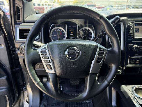 Used 2018 Nissan Titan SV w/ SV Convenience Package AWD/4WD image 5
