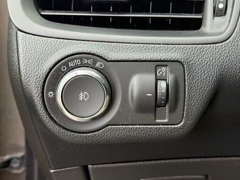 Used 2019 Buick Envision Essence FWD image 27