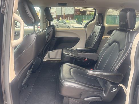 Used 2020 Chrysler Voyager Lxi FWD image 37