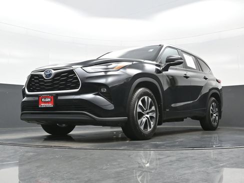 Used 2024 Toyota Highlander XLE AWD/4WD image 29
