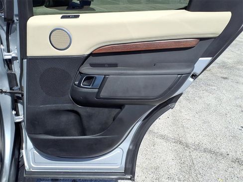 Used 2019 Land Rover Discovery HSE image 15