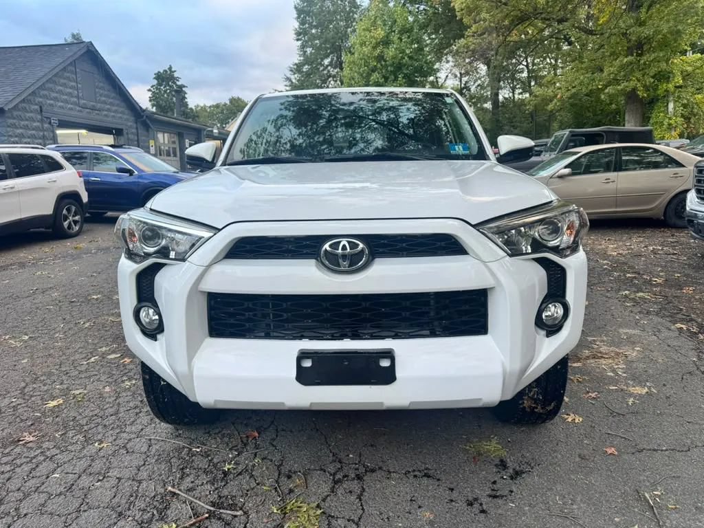 Used 2018 Toyota 4Runner SR5 AWD/4WD image 2