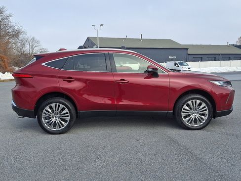 Certified 2022 Toyota Venza XLE image 8