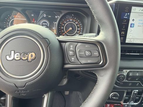 Used 2026 Jeep Wrangler Unlimited Rubicon AWD/4WD image 25