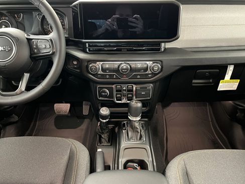 New 2025 Jeep Gladiator Sport AWD/4WD image 13