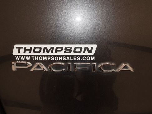 Used 2023 Chrysler Pacifica Touring-L image 31