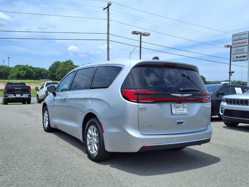 Used 2026 Chrysler Pacifica Select FWD image 2