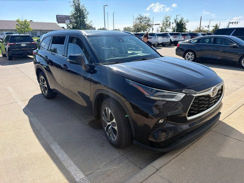Used 2021 Toyota Highlander XLE FWD image 4