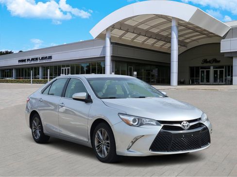 Used 2015 Toyota Camry SE image 2