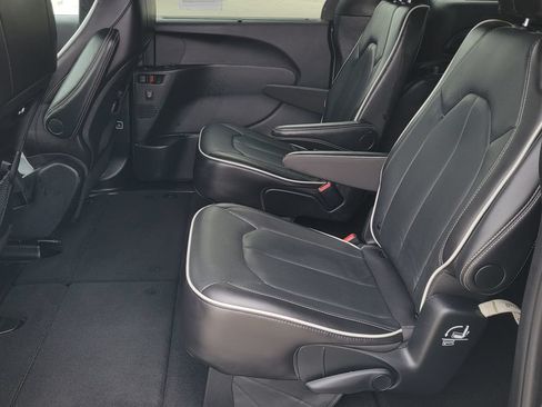 Used 2025 Chrysler Pacifica Limited FWD image 11