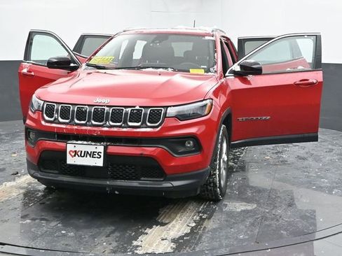 Used 2024 Jeep Compass Latitude image 50