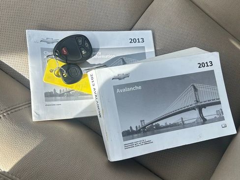 Used 2013 Chevrolet Avalanche LTZ image 19