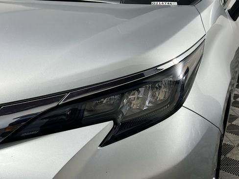 Used 2024 Toyota Sienna XLE FWD image 11