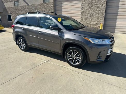 Used 2019 Toyota Highlander XLE AWD/4WD image 39