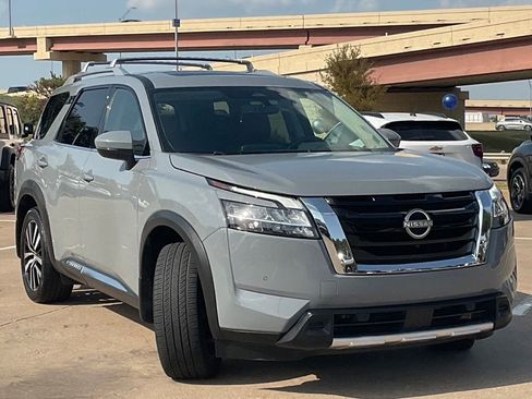 Used 2024 Nissan Pathfinder Platinum FWD image 3