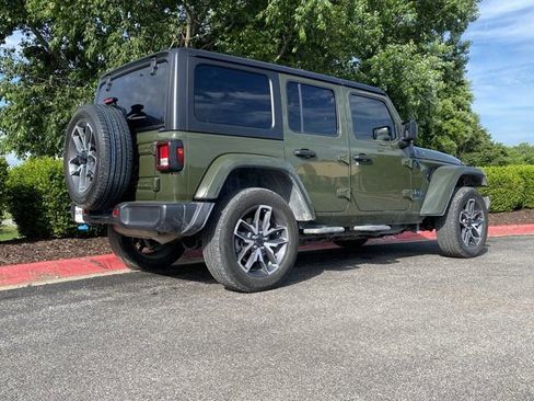 Used 2024 Jeep Wrangler Unlimited AWD/4WD image 3