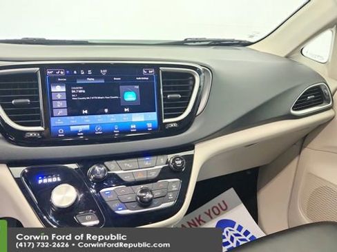 Used 2024 Chrysler Pacifica Touring-L FWD image 17