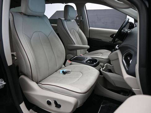 Used 2019 Chrysler Pacifica Limited image 49