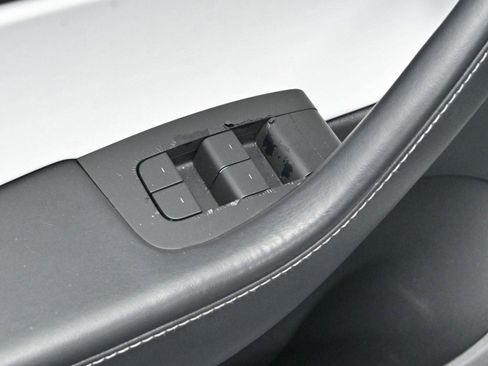 Used 2021 Tesla Model Y Long Range image 12