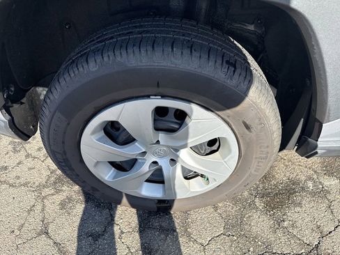 Used 2021 Toyota RAV4 LE image 29