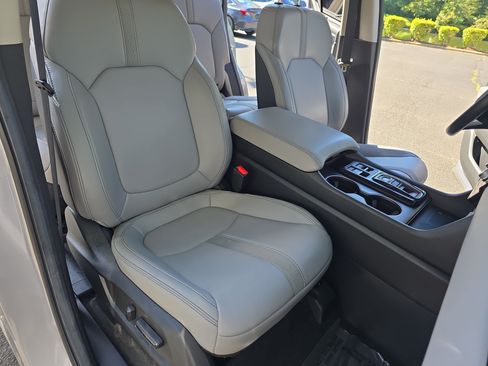 Used 2025 Honda Pilot EX-L image 10