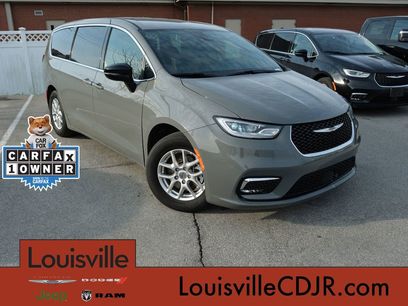 Used 2025 Chrysler Pacifica Select