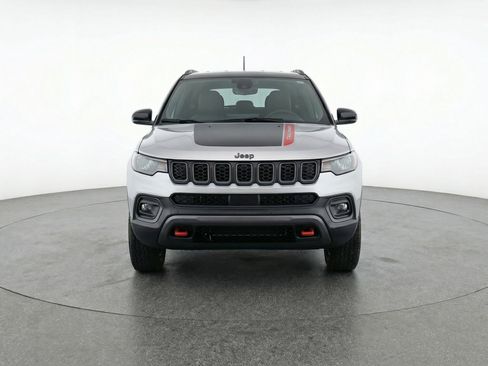 Used 2025 Jeep Compass Trailhawk image 2