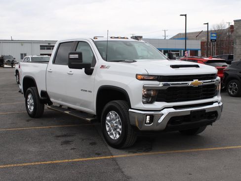 Used 2024 Chevrolet Silverado 2500 LT w/ Convenience Package image 3
