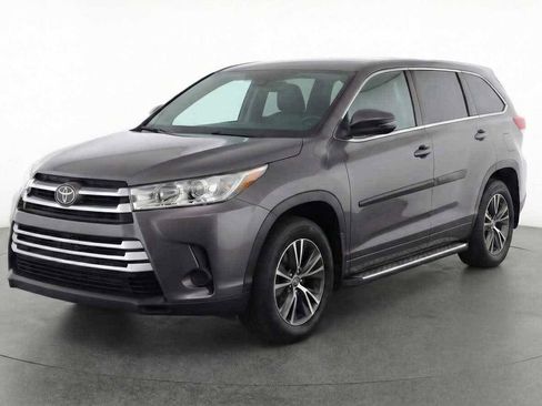 Used 2018 Toyota Highlander LE image 1