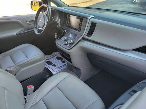Used 2020 Toyota Sienna L FWD image 13