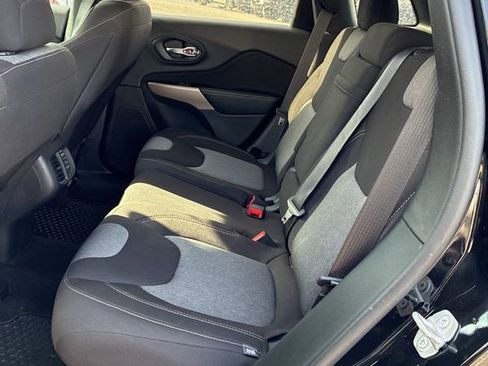 Used 2018 Jeep Cherokee Latitude w/ Cold Weather Group image 26