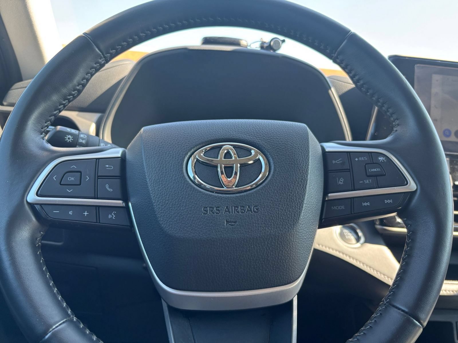 Used 2025 Toyota Highlander LE FWD image 28