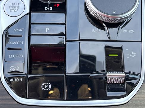 Used 2025 BMW X7 xDrive40i w/ Parking Assistance Package image 9