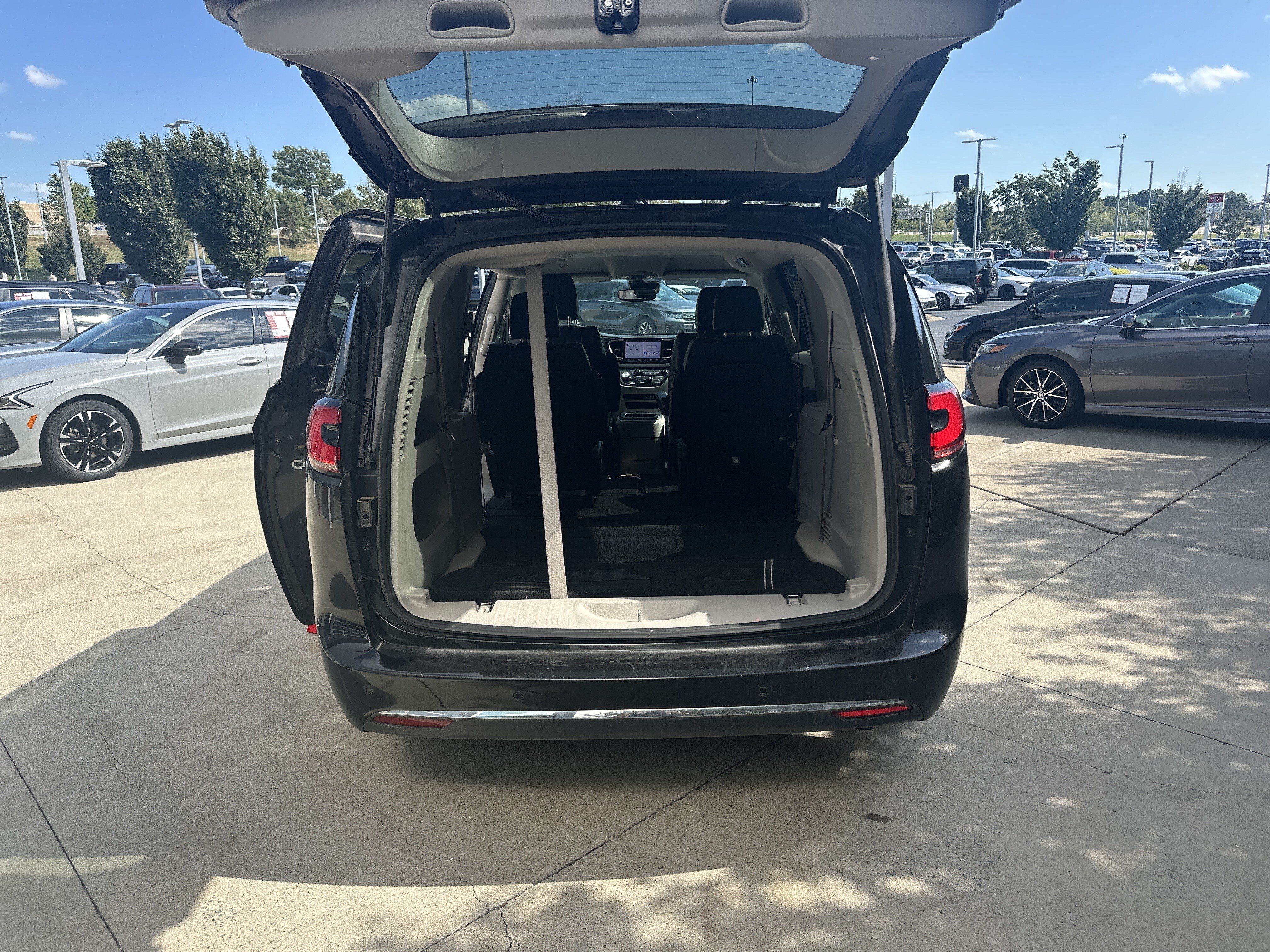 Used 2023 Chrysler Pacifica Touring-L FWD image 30