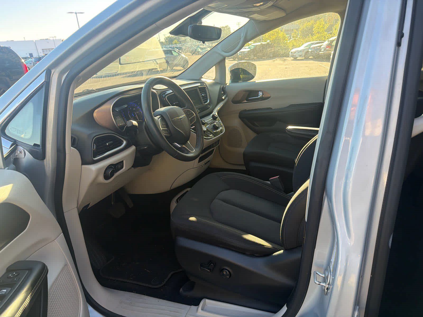 Used 2023 Chrysler Voyager LX FWD image 9