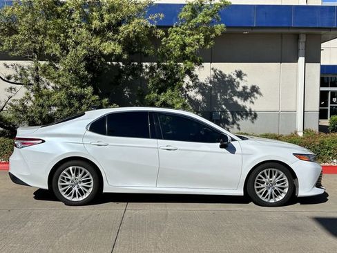 Used 2020 Toyota Camry XLE image 3