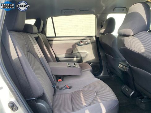 Used 2024 Toyota Highlander LE AWD/4WD image 10