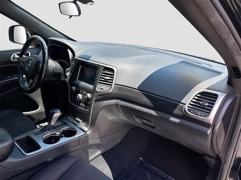 Used 2019 Jeep Grand Cherokee Laredo RWD image 27