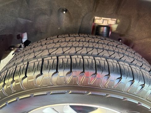 Certified 2024 Jeep Grand Cherokee Laredo w/ Luxury Tech Group I image 11