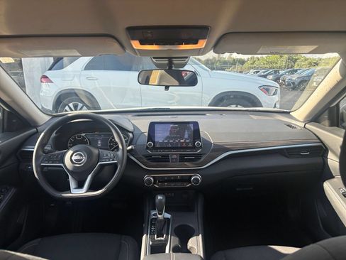 Used 2025 Nissan Altima 2.5 SV FWD image 32