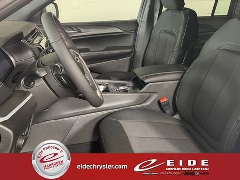 New 2025 Jeep Grand Cherokee Laredo w/ Luxury Tech Group I image 11