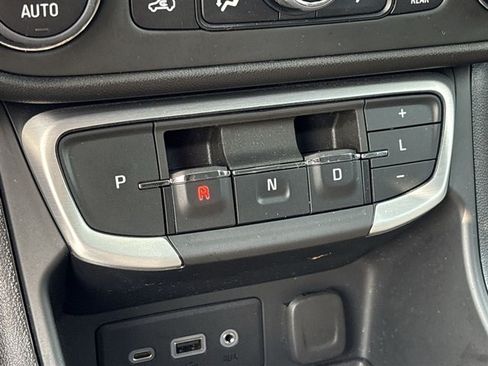 Used 2024 GMC Terrain SLE w/ Driver Convenience Package FWD image 15