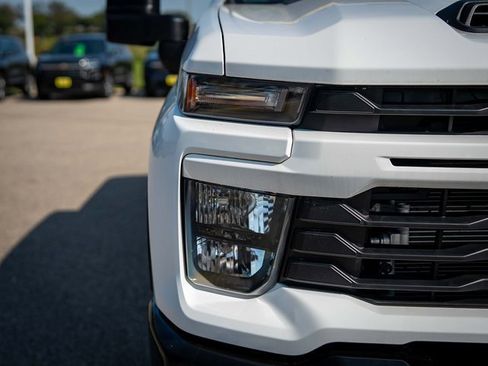 Used 2024 Chevrolet Silverado 2500 Custom w/ Custom Value Package image 4