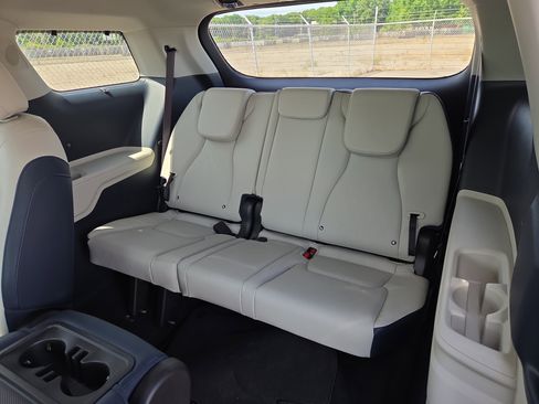Used 2025 Kia Carnival EX FWD image 9