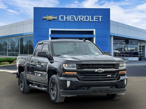 Used 2018 Chevrolet Silverado 1500 LT w/ Midnight Edition image 6